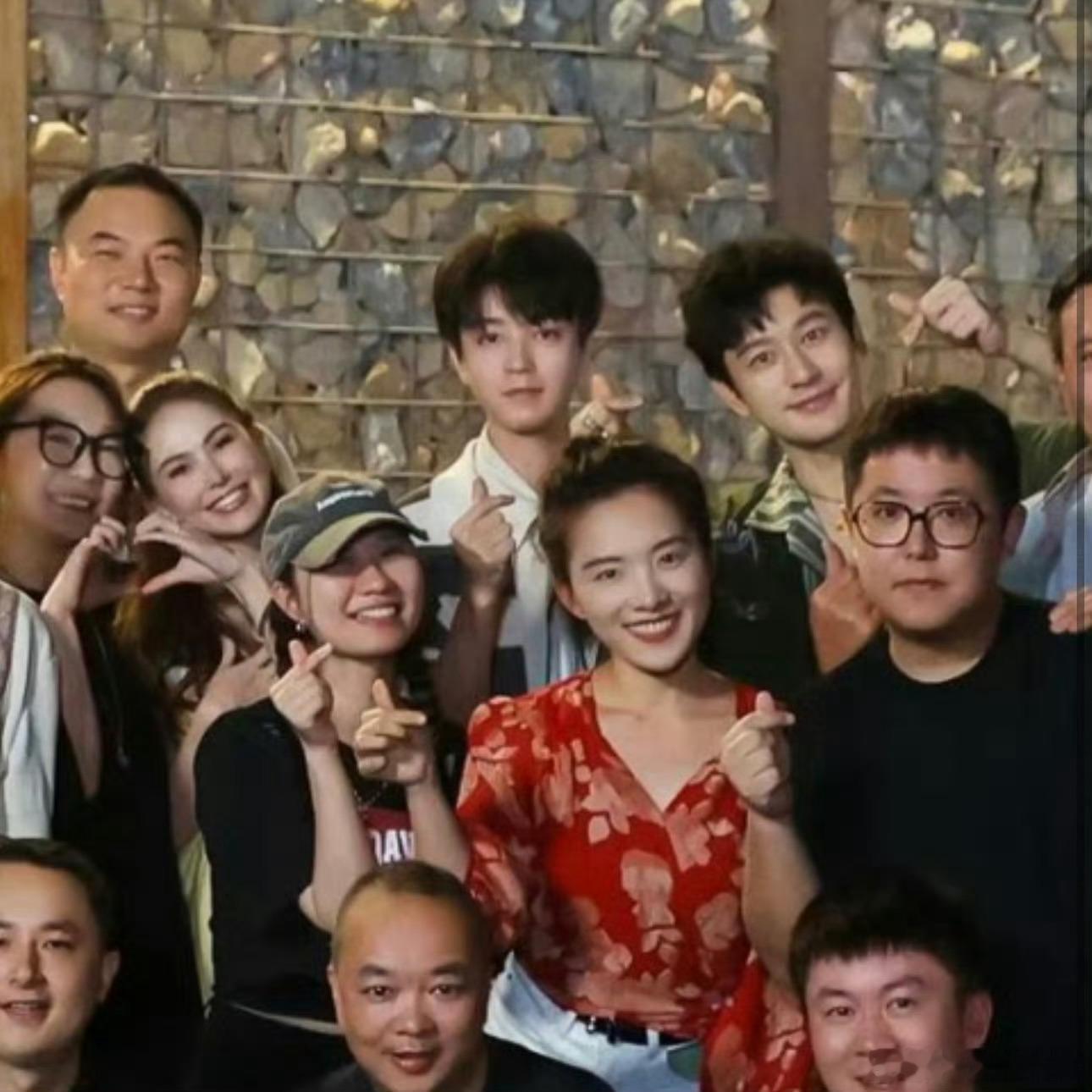 中餐厅收工合照新鲜出炉的中餐厅收工大合照，王俊凯往那一站直接化身人形立牌，颜值稳