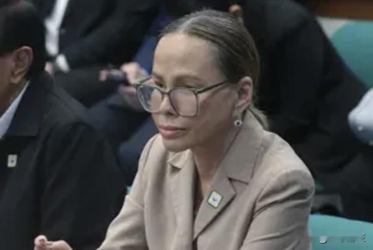 据一位精神科医生分析，菲律宾公造部前副部长卡塔利娜·卡夫拉尔可能长期受失眠困扰，