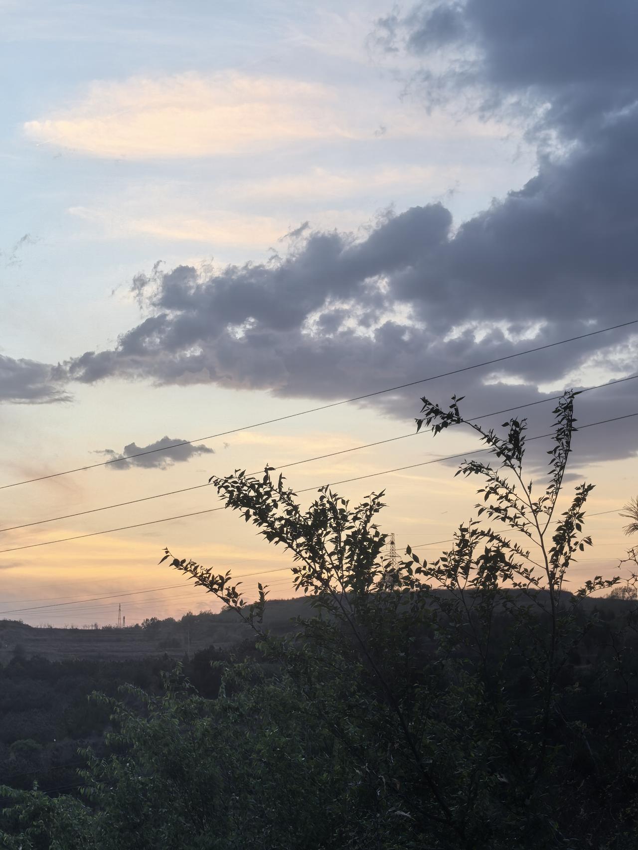 黄昏时分，云海翻滚，静谧的乡村美景