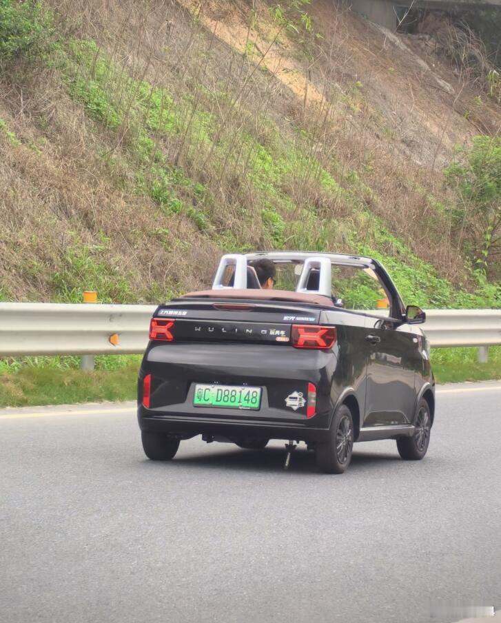 今天在深中通道碰见了一辆这玩意，五菱宏光MINI EV敞篷版，你别说，这小车还真