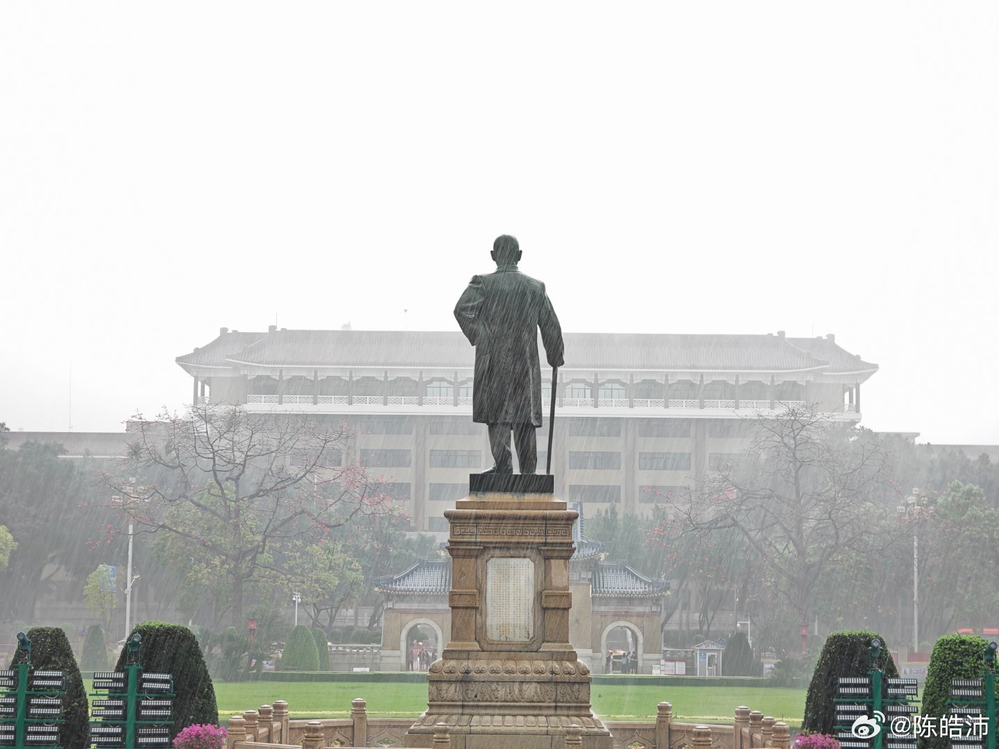 被困在纪念堂，才发现国父一直在盯着广州市的核心，风雨无阻 广州·中山纪念堂
