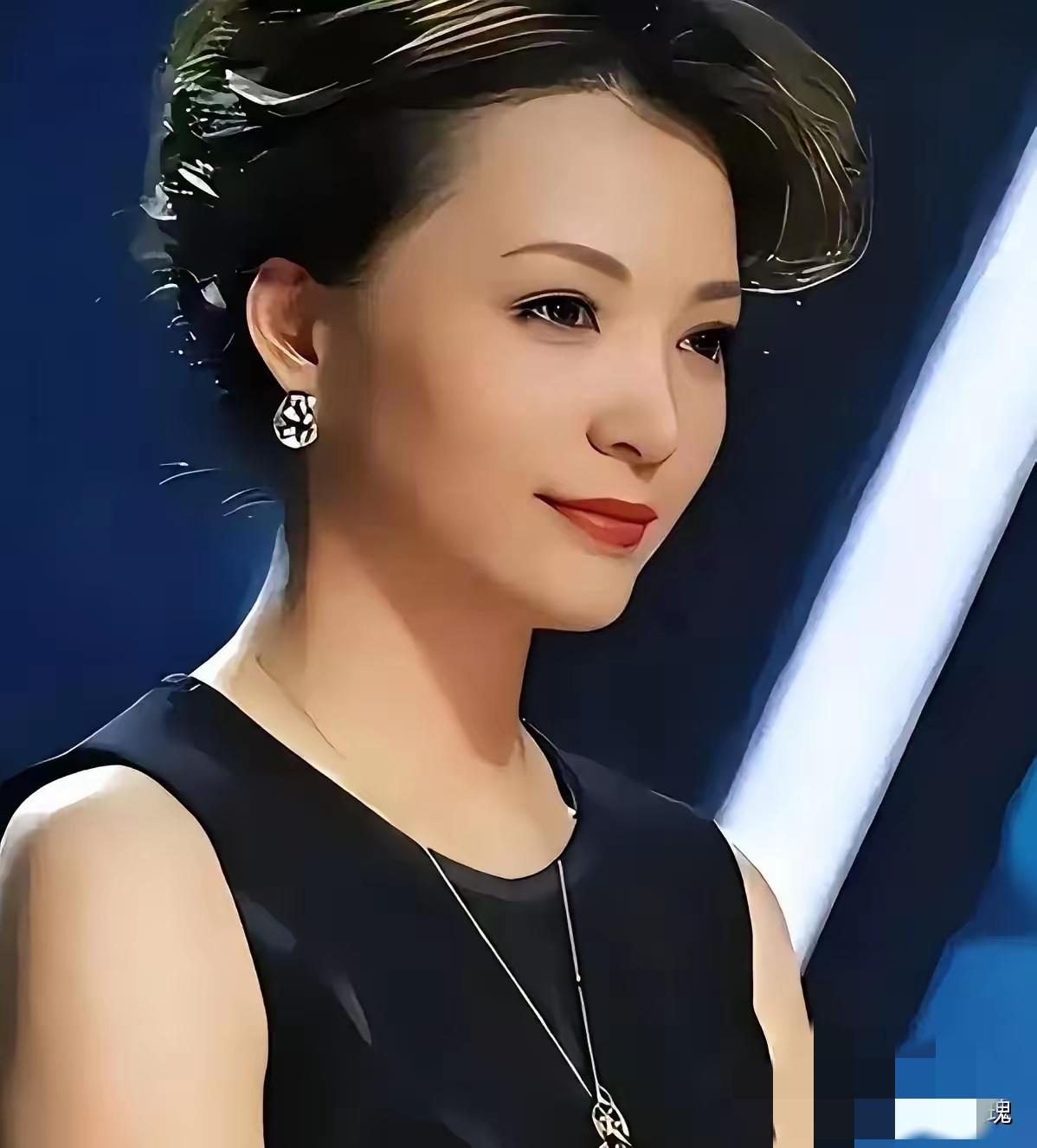 发现了吗？
不仅周涛没发文悼念敬一丹，董卿也没发文。
那问题就来了：为什么倪萍能