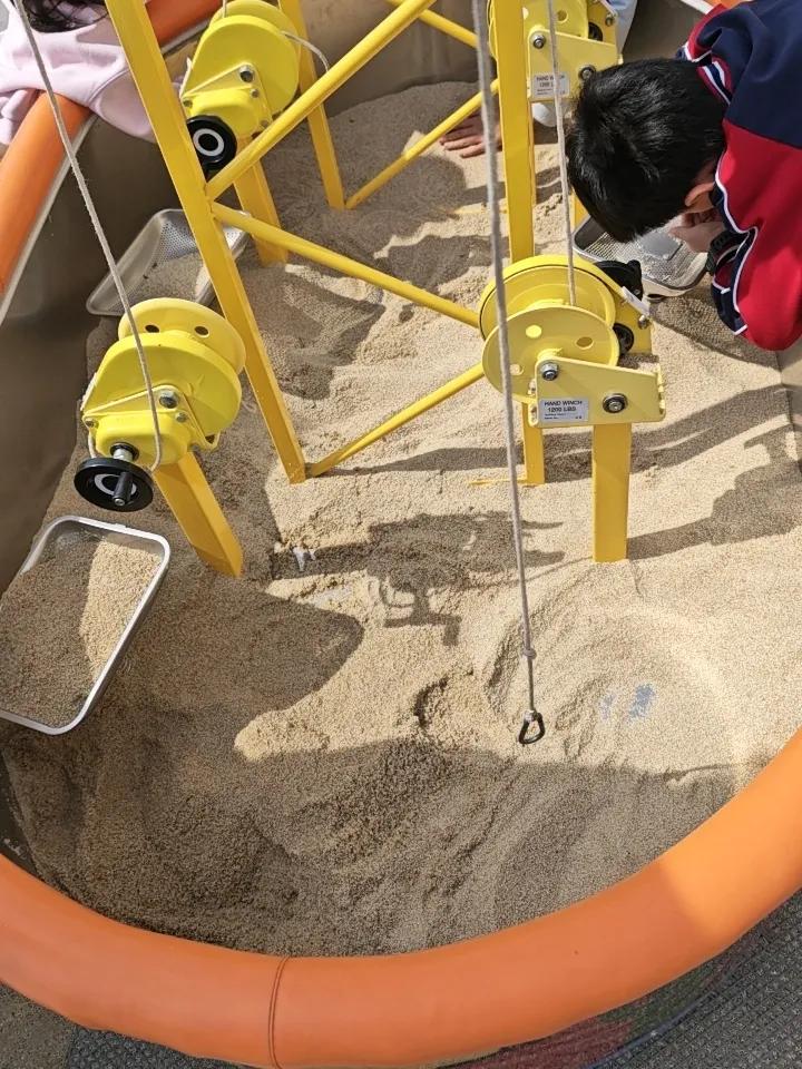 别小看这沙子，玩法可多了去了。小时候玩沙子埋人超有意思，得有个人躺坑里，其他人用