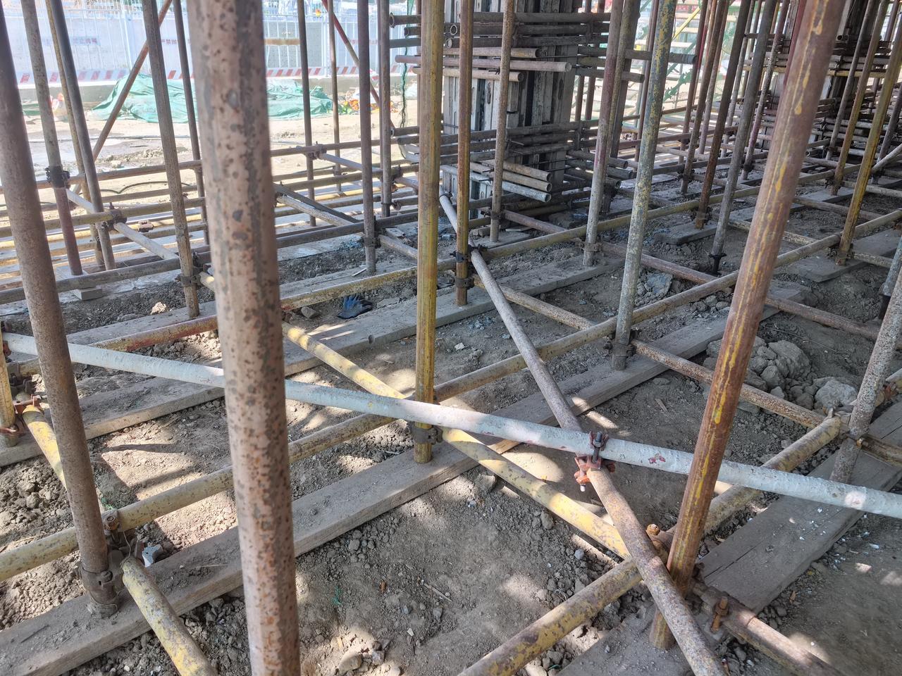 但凡换工地这样的技术总工肯定要挨打，就这样已经被班组问候了祖宗十八代，其实仔细想