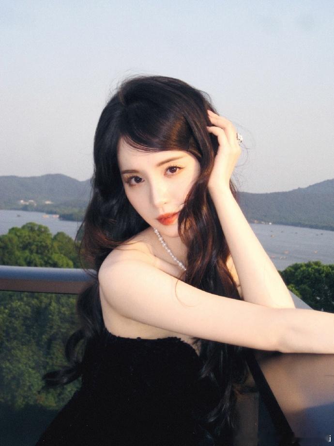 柯颖是谁不认识柯颖 原来《花儿与少年》里的柯颖，是影视圈的潜力新星！98 年出生
