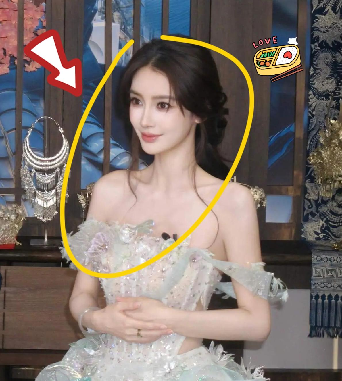 杨颖开直播带货了。

这次榜一大哥不是黄晓明，也不是李晨，而是有6000多万粉丝