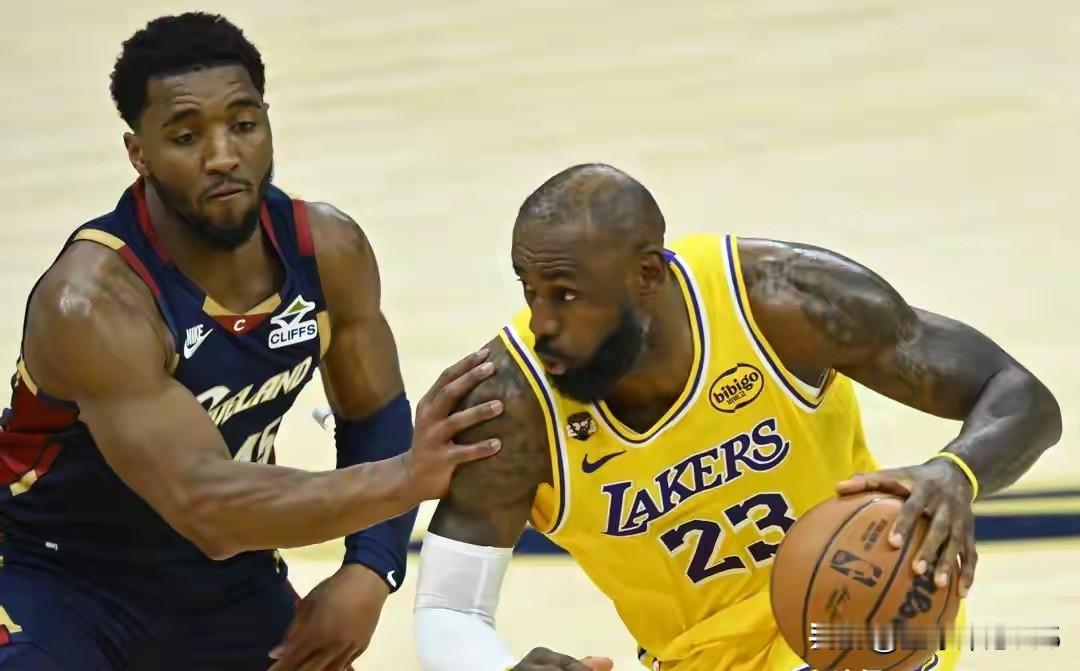 美媒最新詹姆去向预测：重返骑士46%，勇士仅3%，那留守湖人呢？
近日，詹姆斯这