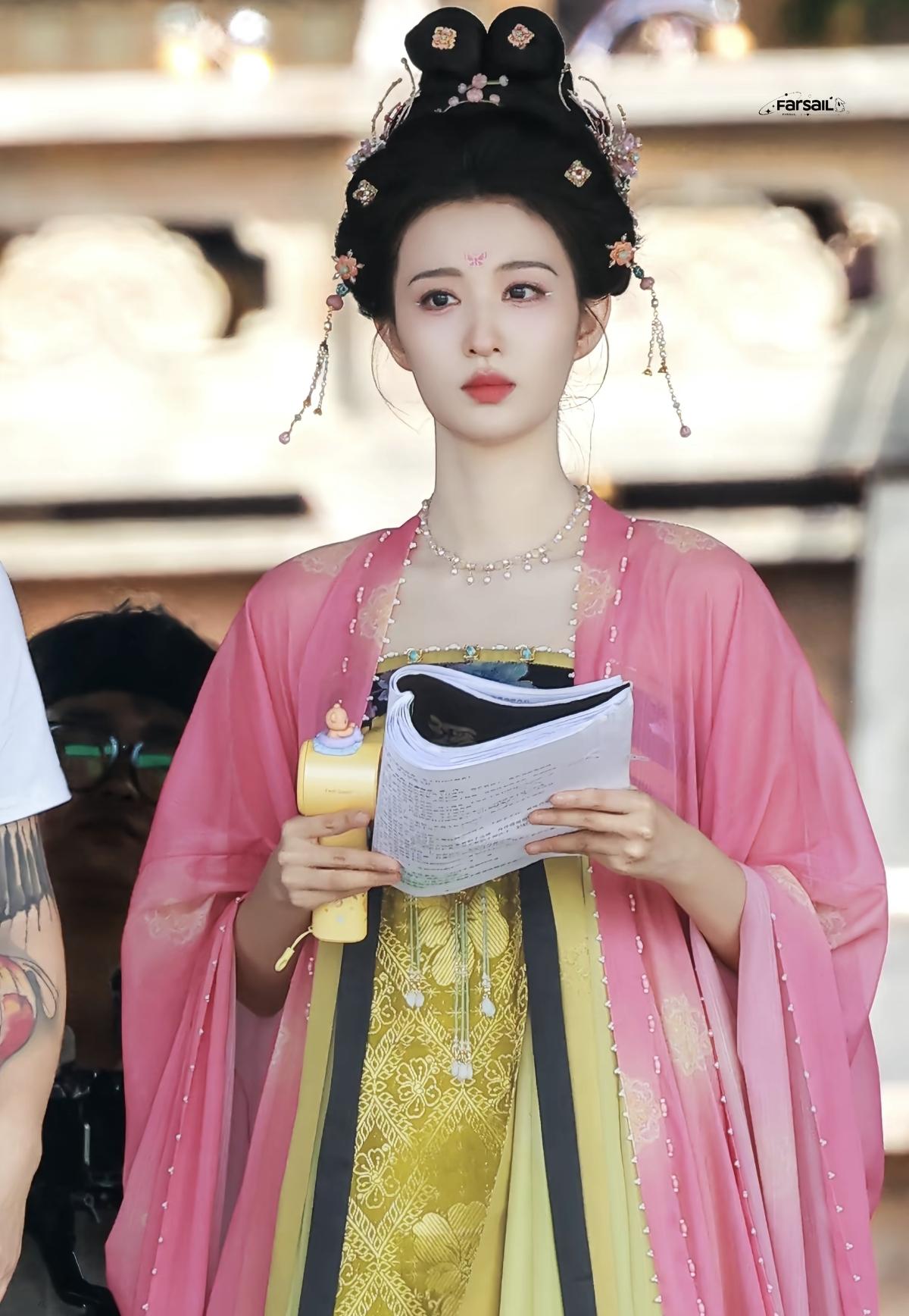 复古列车布景前，王楚然一身浅蓝休闲套装，泡泡袖设计柔和甜美，眉眼温柔灵动，一整套