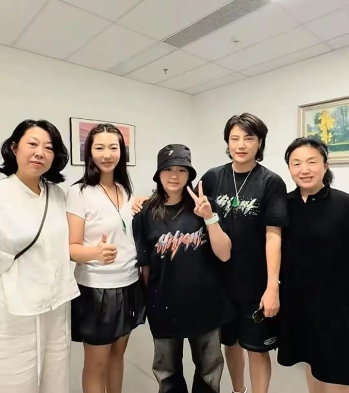黄子韬成都演唱会，全红婵专程赴成都追星，和黄子韬妈妈拍下这张暖心合影，画面全程有