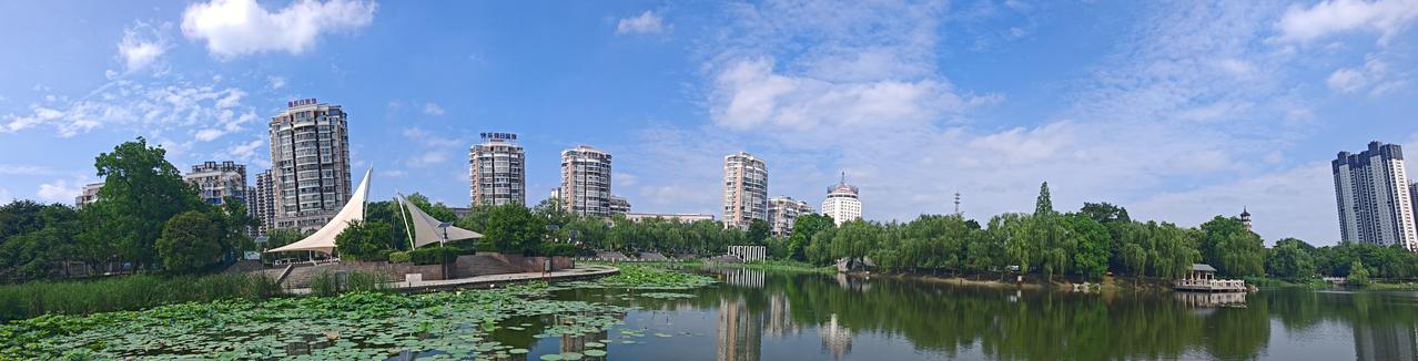 阜阳文峰公园确实美得很！它位于阜阳市中心，因文峰塔而得名。据史志记载，清康熙年间