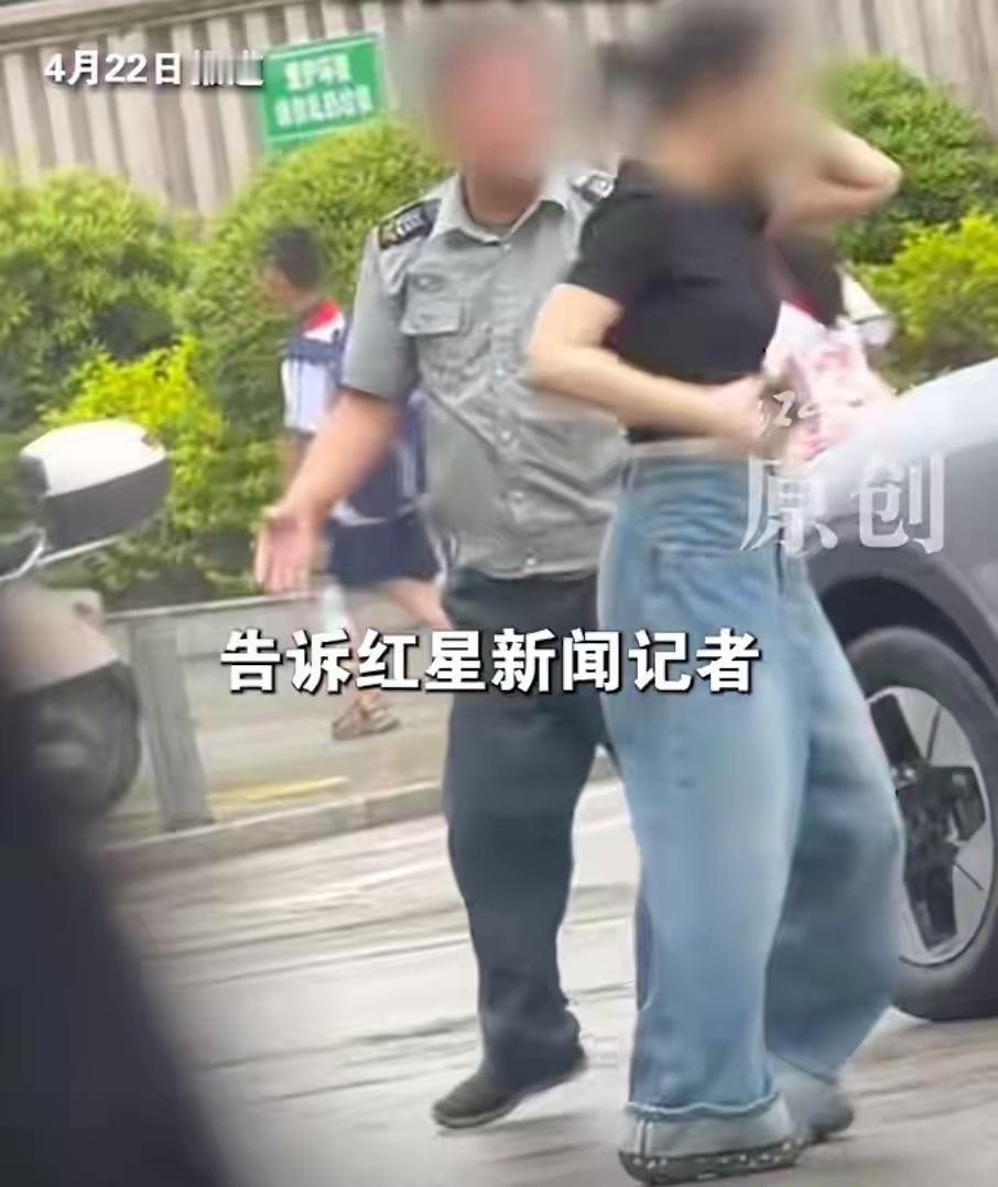 扇女司机的保安大叔肠子都悔青了！最新消息是他已经被停职了。本来他已经50岁左右了