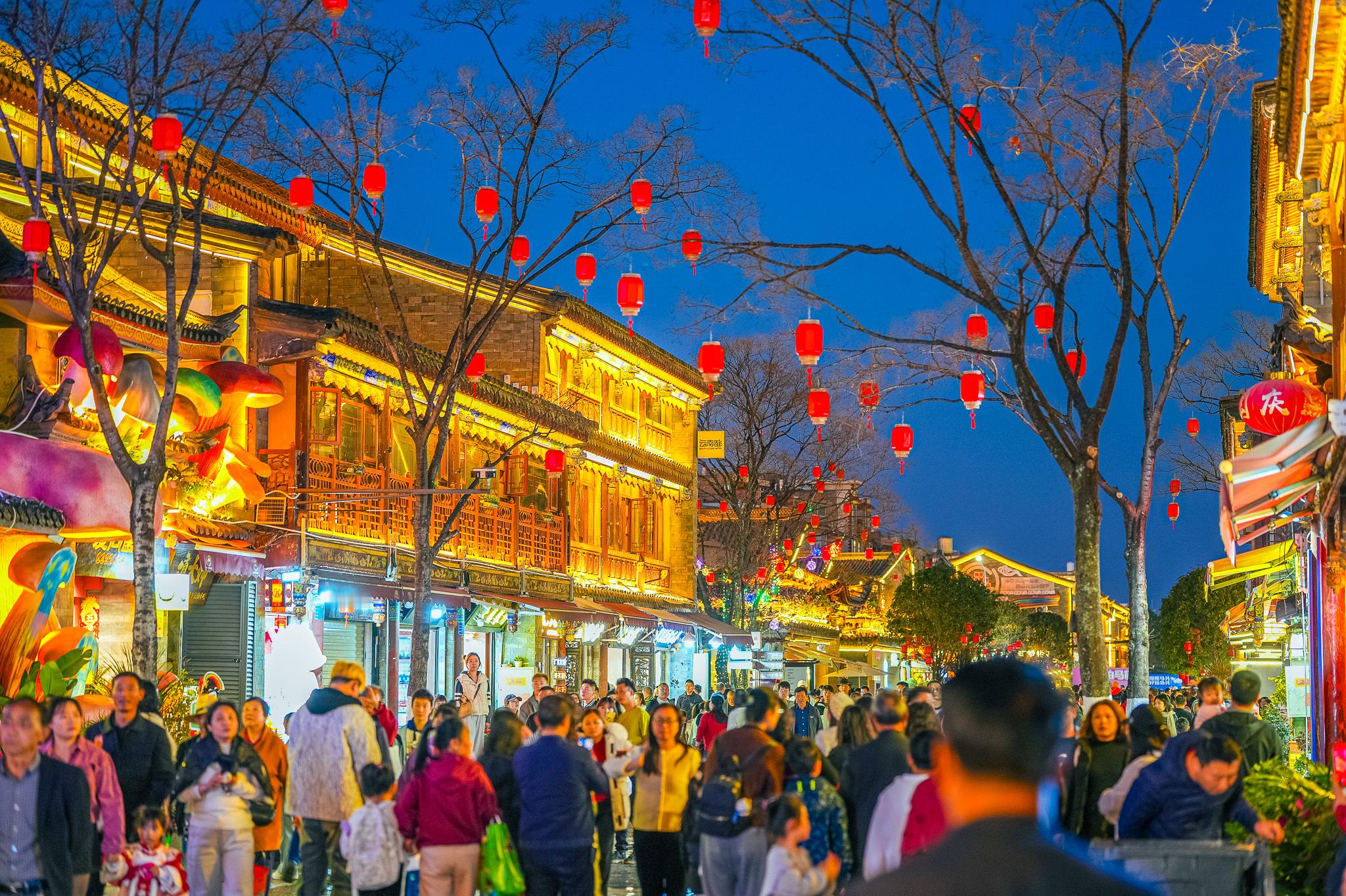 云南官渡流光溢彩庆新春今年春节，官渡古镇以“滇味聚官渡，欢喜过大年”为主题，推出