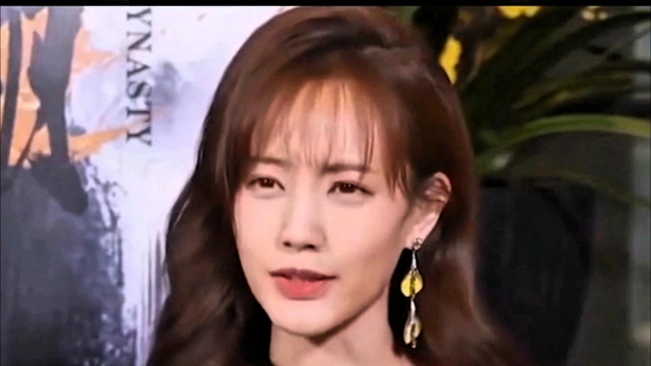 8年前一句“送房换歌”的狠话，最近竟被李艺彤亲手翻出！直播中她重提当年对李荣浩的