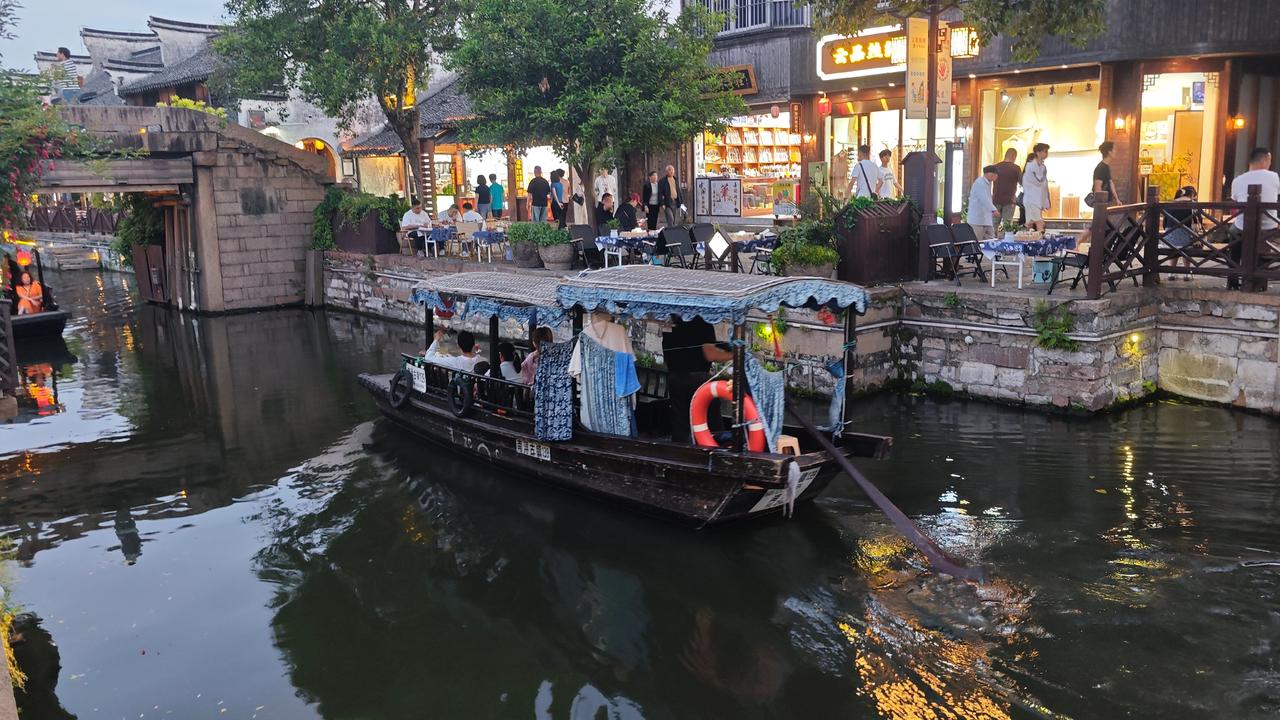 来到南浔，不坐一次水上摇橹船，真的不算读懂这座水乡。不用匆匆赶路，就安安静静坐在