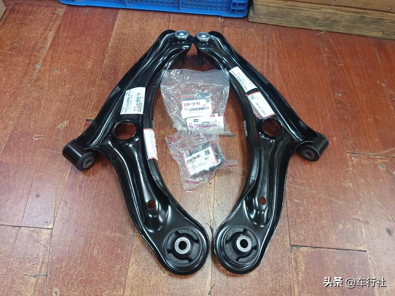 下摆臂一对
飞度GK5，500多块钱还行吧
制造商伟福科技
乍一看还以为是一家中