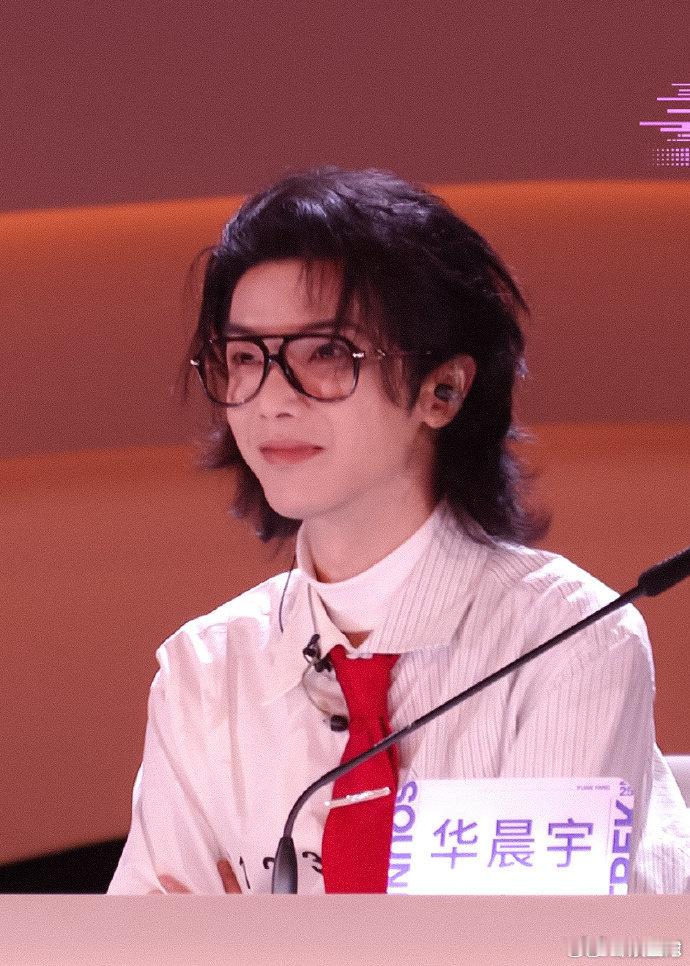 华晨宇华晨宇直拍机位本来是冲选手来的，结果全程沉迷华晨宇的直拍！认真倾听演唱的样