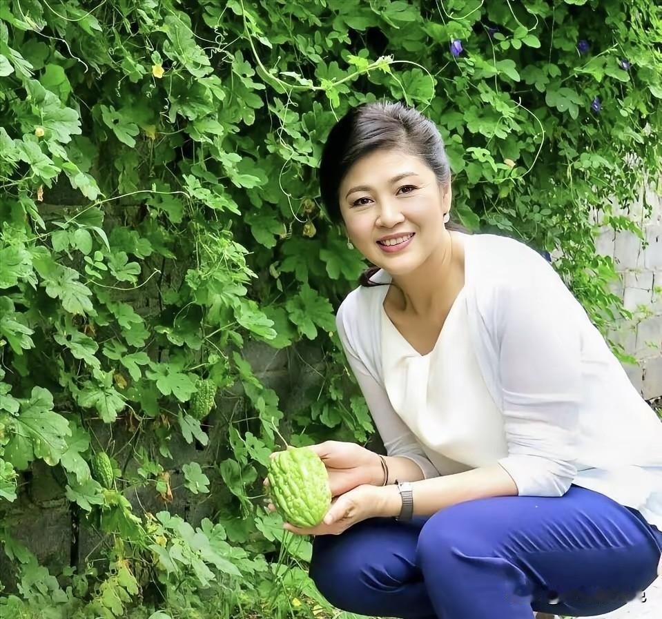 万万没想到大美女还种菜呀。