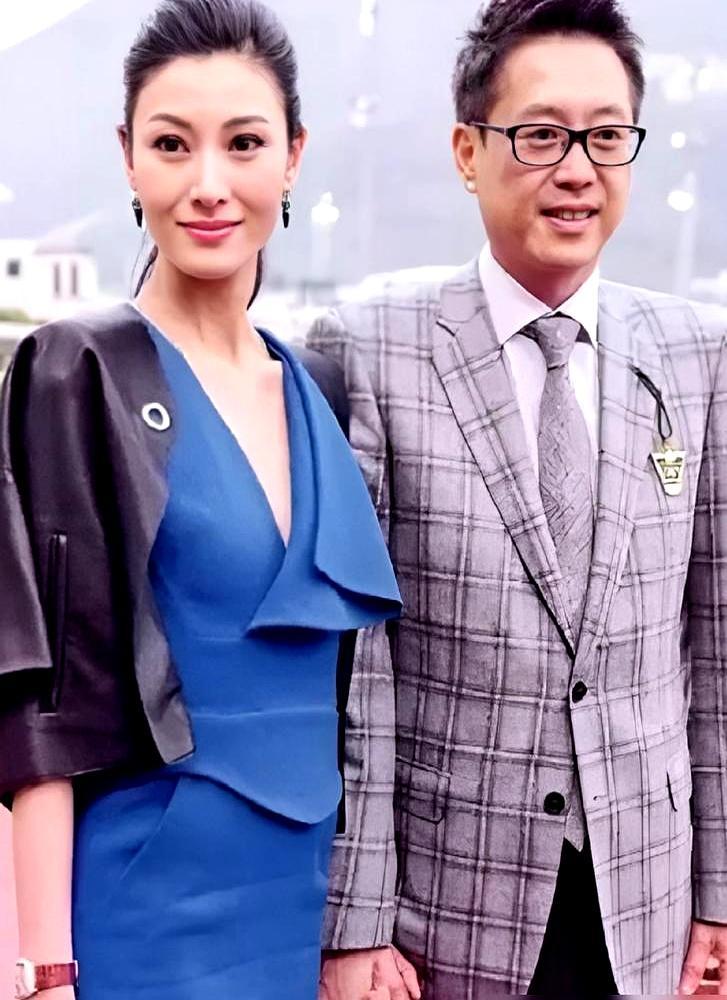 王晶一句“200万太少”，把许晋亨的豪门生活戳破。
 
每月信托发200万，听着