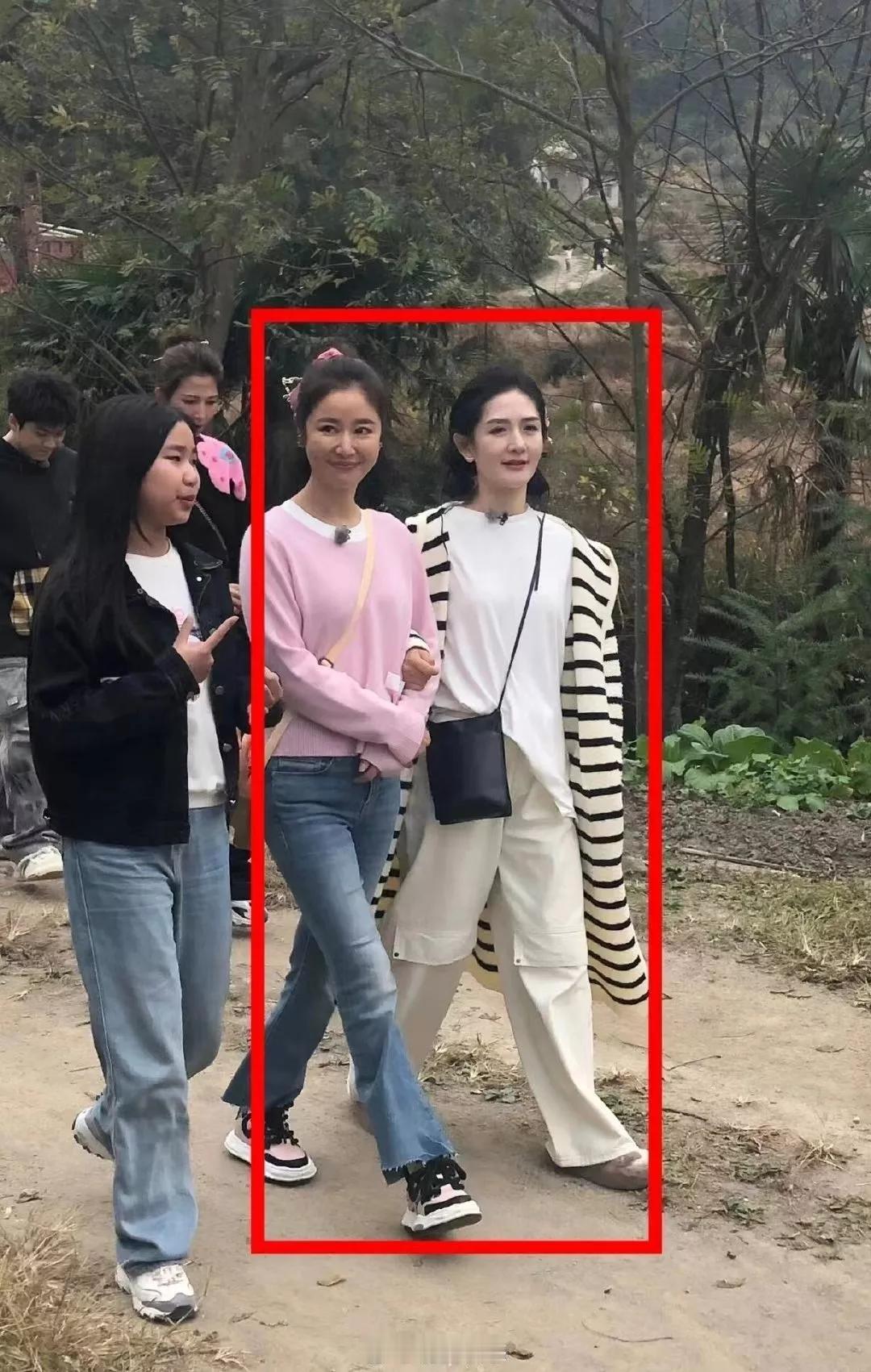 塌方现场，尤其是谢娜，隐约能认出来