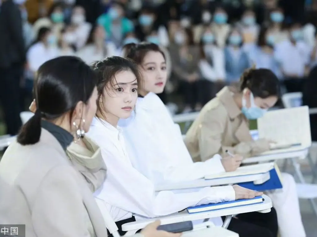 很喜欢你的眼睛，像盛着一整片温柔的星光