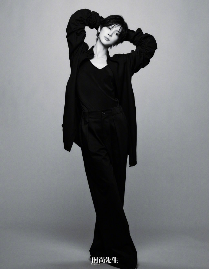 金晨好特别的一组！当她透过镜头凝视你时，有种疏离又危险的魅力，大喜的时尚表现力实