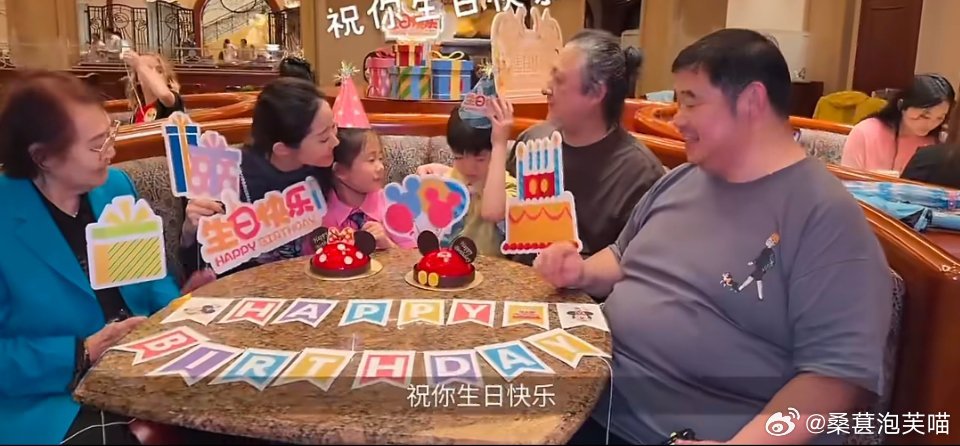 万千惠三宝儿子女儿近照刚录完乘风2026，万千惠立马带着全家去上海迪士尼给八岁儿
