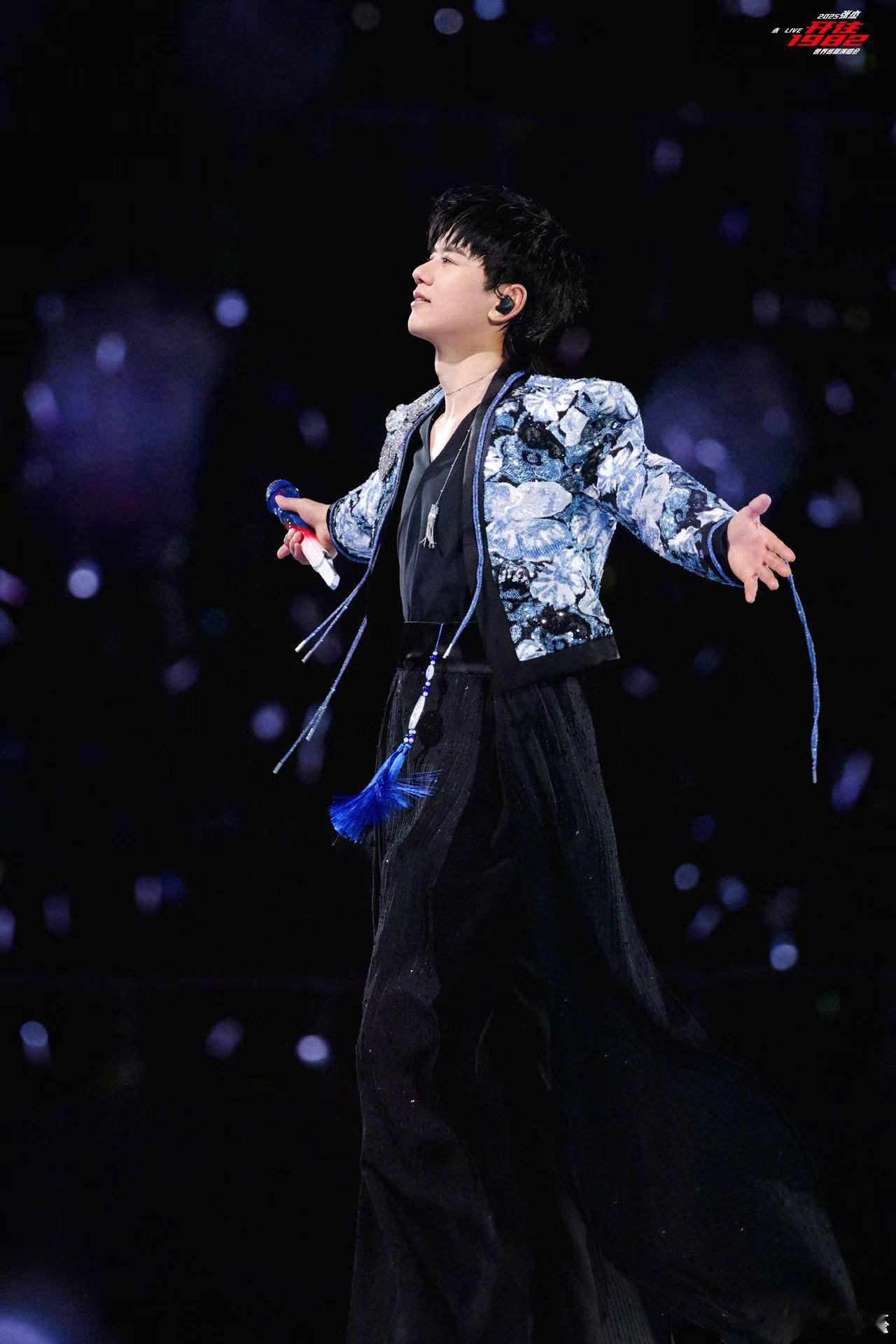 张杰达成200场里程碑张杰两百场我们再出发张杰达成200场里程碑，好牛，[赢牛奶