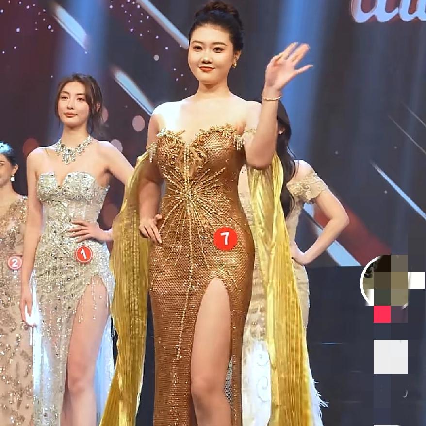 中华小姐连子欣夺冠，
这张国泰民安脸
终于戳中大众审美了，河北姑娘连子欣拿下全球