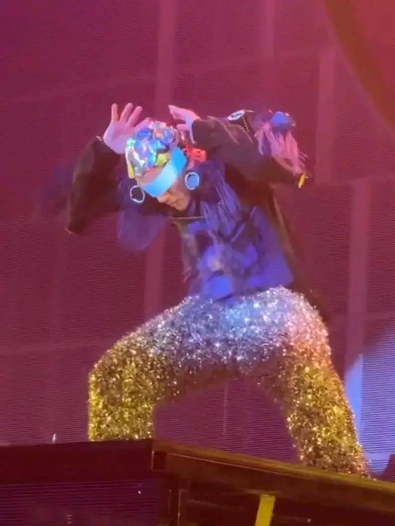 香港很多明星能够红几十年，是因为他们是把演艺工作当作一辈子的工作、当作事业来干，