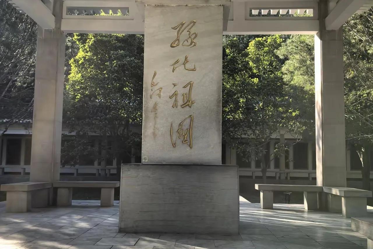 过去我们只记得伟大的号召:绿化祖国。
其实他还有一幅:实行大地园林化。
这是百望
