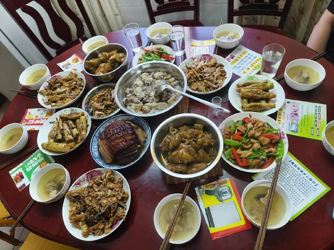 一个家里有老婆孩子的中年男人，大半夜不回自己的家，非要带着个比自己小20多岁的“