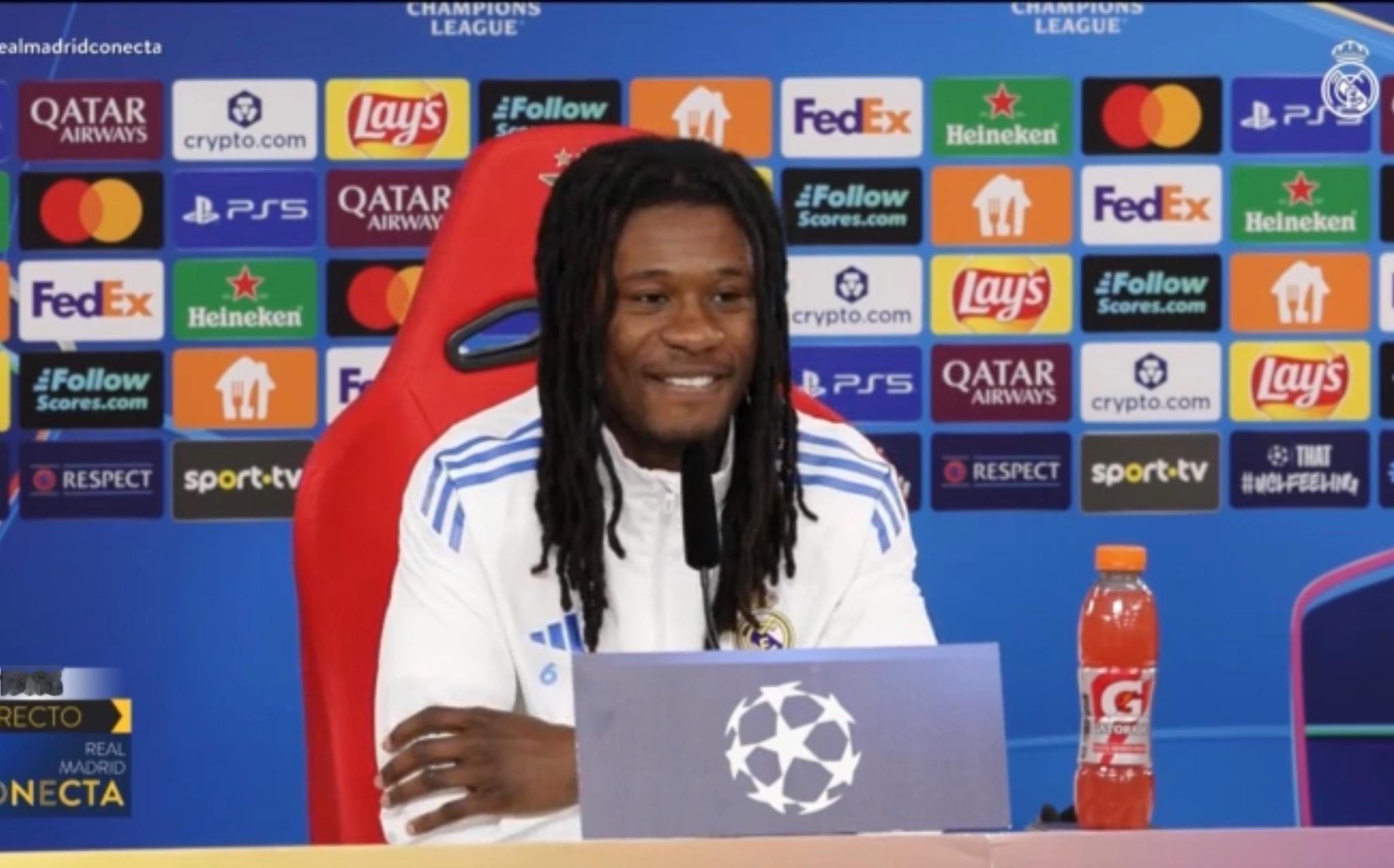 记者：你认为皇马需要一个能决定比赛的中场球员吗？卡马：你觉得呢？记者：我觉得需要