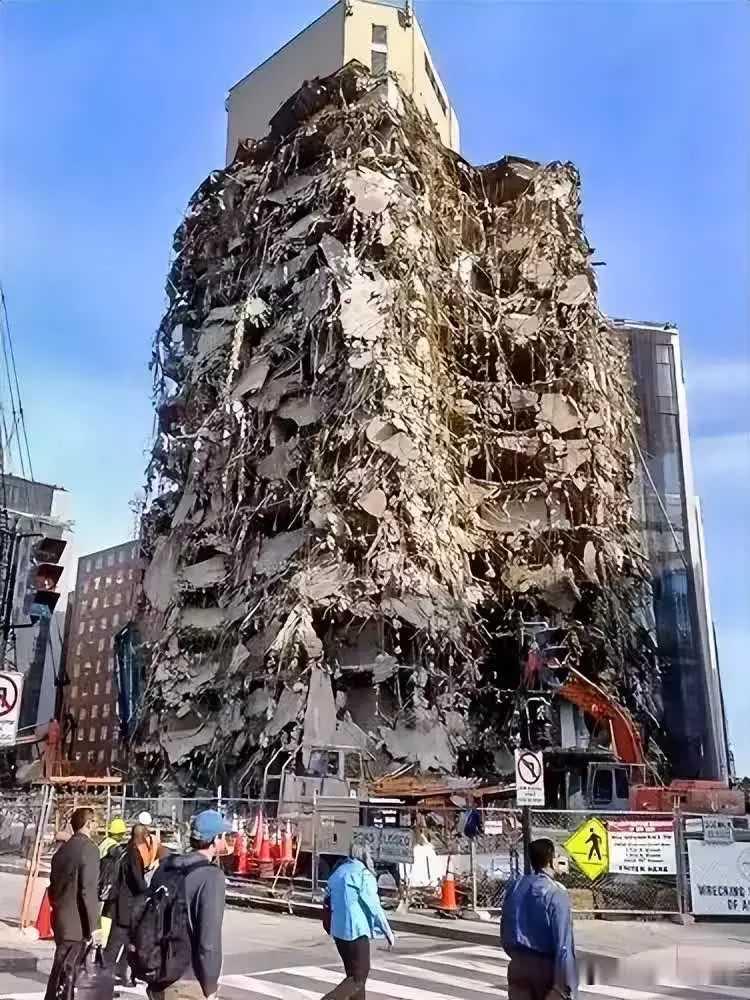看到这屹立不倒的建筑，你想到了什么？

这是国外网友拍摄到的一张乌克兰基辅市一座
