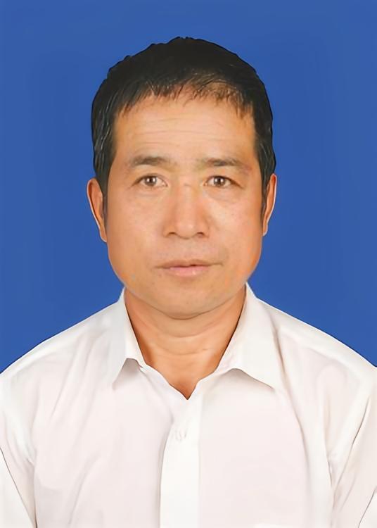 何建林，男，汉族，1970年出生于新疆生产建设兵团第十三师火箭农场农2连养殖小区