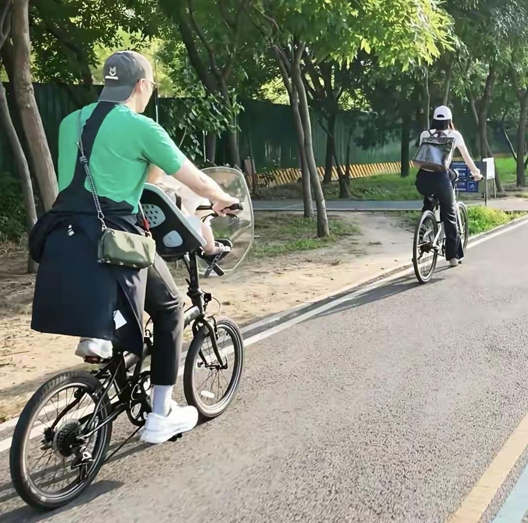 这一家三口的背影，真是温馨的画面啊。

近日，有网友偶遇陈伟霆一家三口，何穗在前