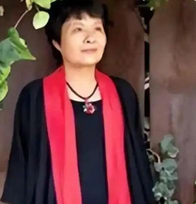 1984年，老山前线，17岁的战士赵勇向18岁的女医务兵谢楠开口：“姐，你看能不