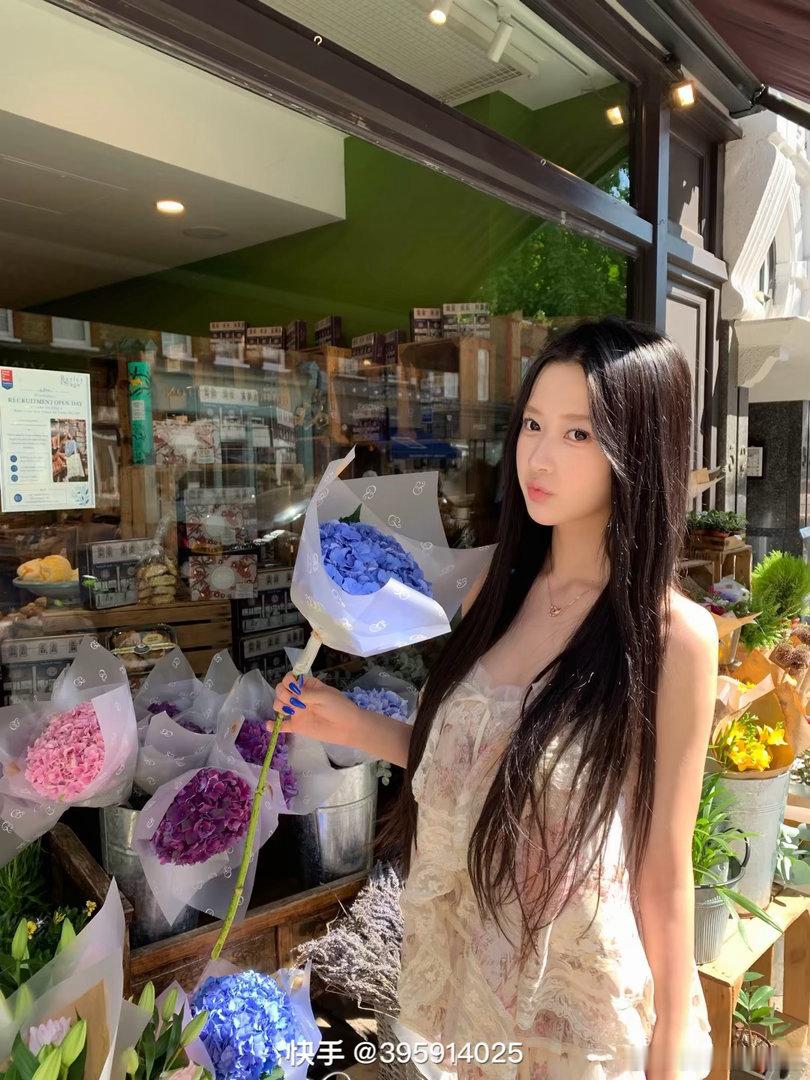 辛巴女儿在英国，谁要是和他处对象，那以后就吃喝不愁了， 