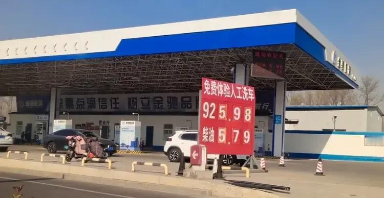 中石化加油站92号的汽油7.4元/升，个体加油站92号的汽油5.98元/升！
