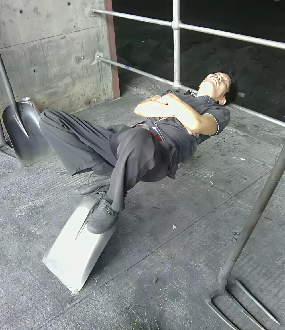 现实生活中绝对真实的存在！一个煤碳装卸工的日常午睡，不是累极了和困极了，一般人绝
