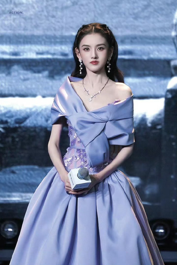 宋祖儿直接用真名自我介绍感觉她更喜欢用真名呢，而且我觉得好好听，任他凡事清浊… 