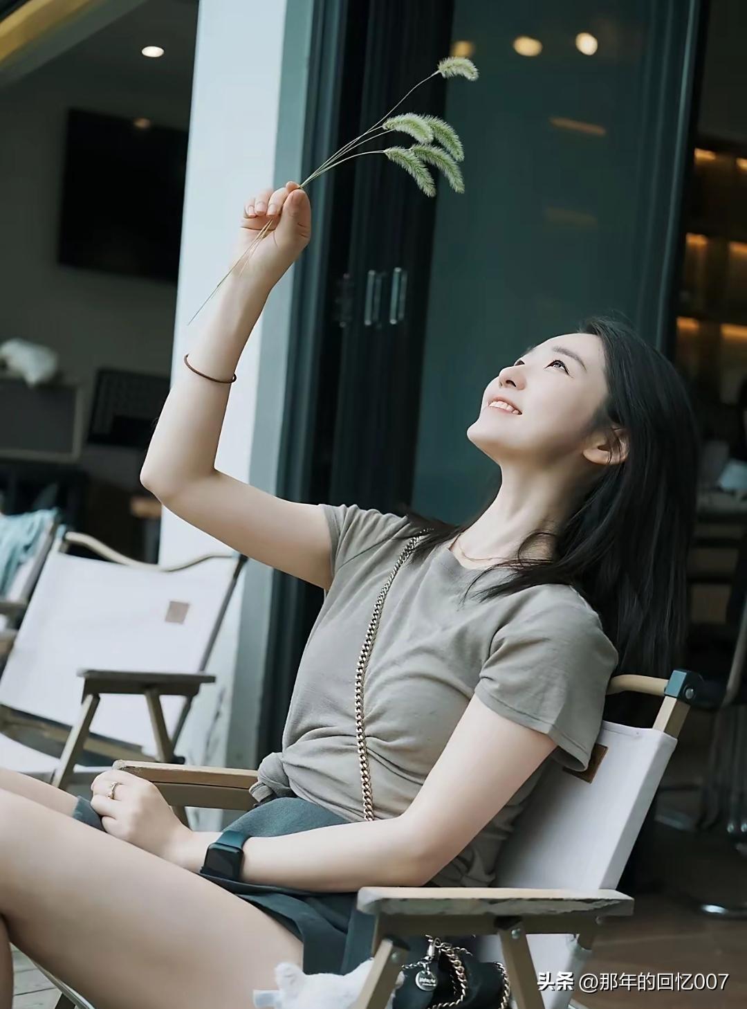 阳光洒落，微风轻拂，这简直是大自然给的最佳馈赠。就像今天，我坐在公园的长椅上，阳