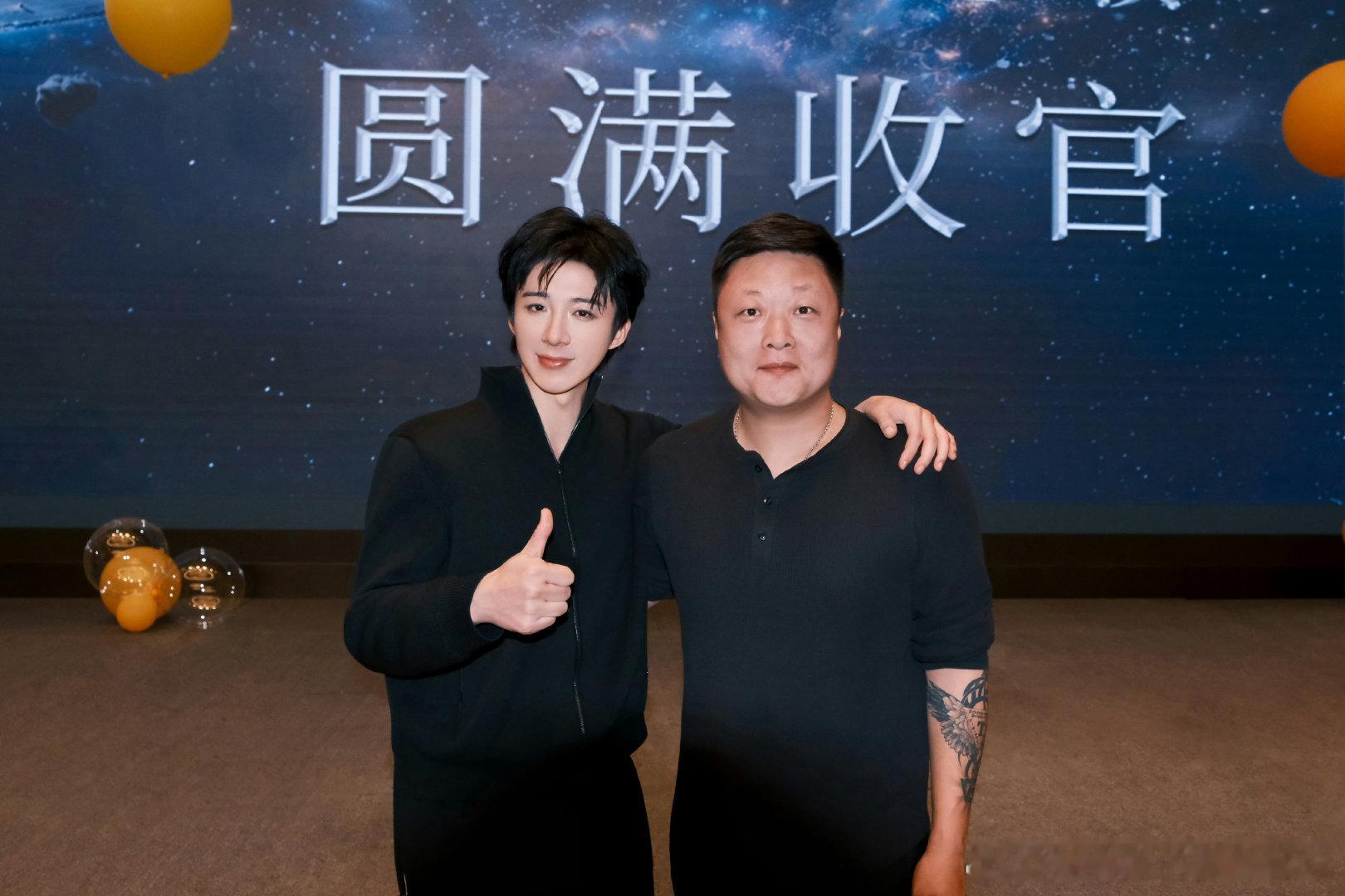 诶呦🥰漂亮小孩合影位➕1宇宁都是站在【圆满】下面真好我们宇宁小头小脸冷白皮超明