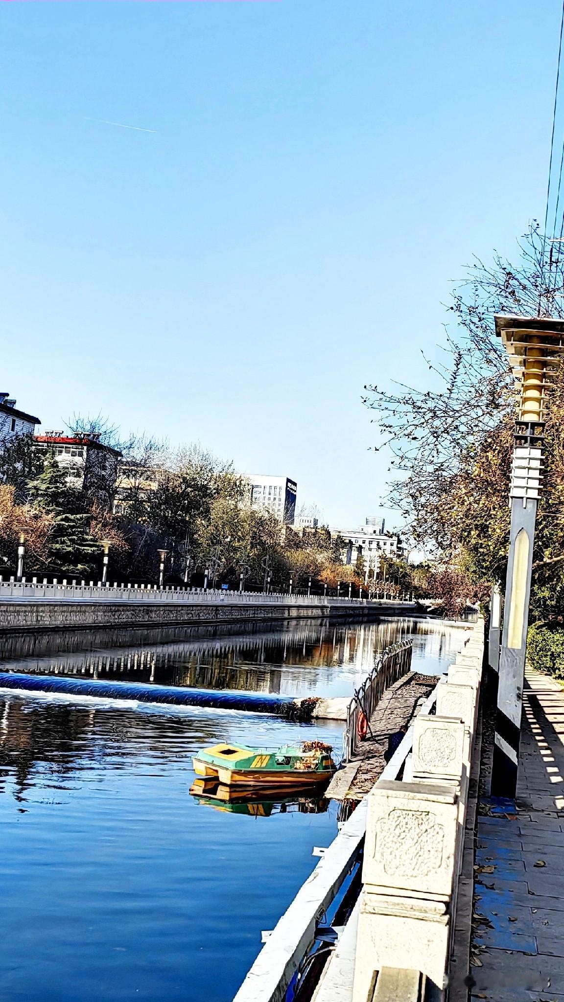 我的家乡石家庄，在前十来年每到春天只要刮风，叶子、沙土就会满天飞。而近几年我的家