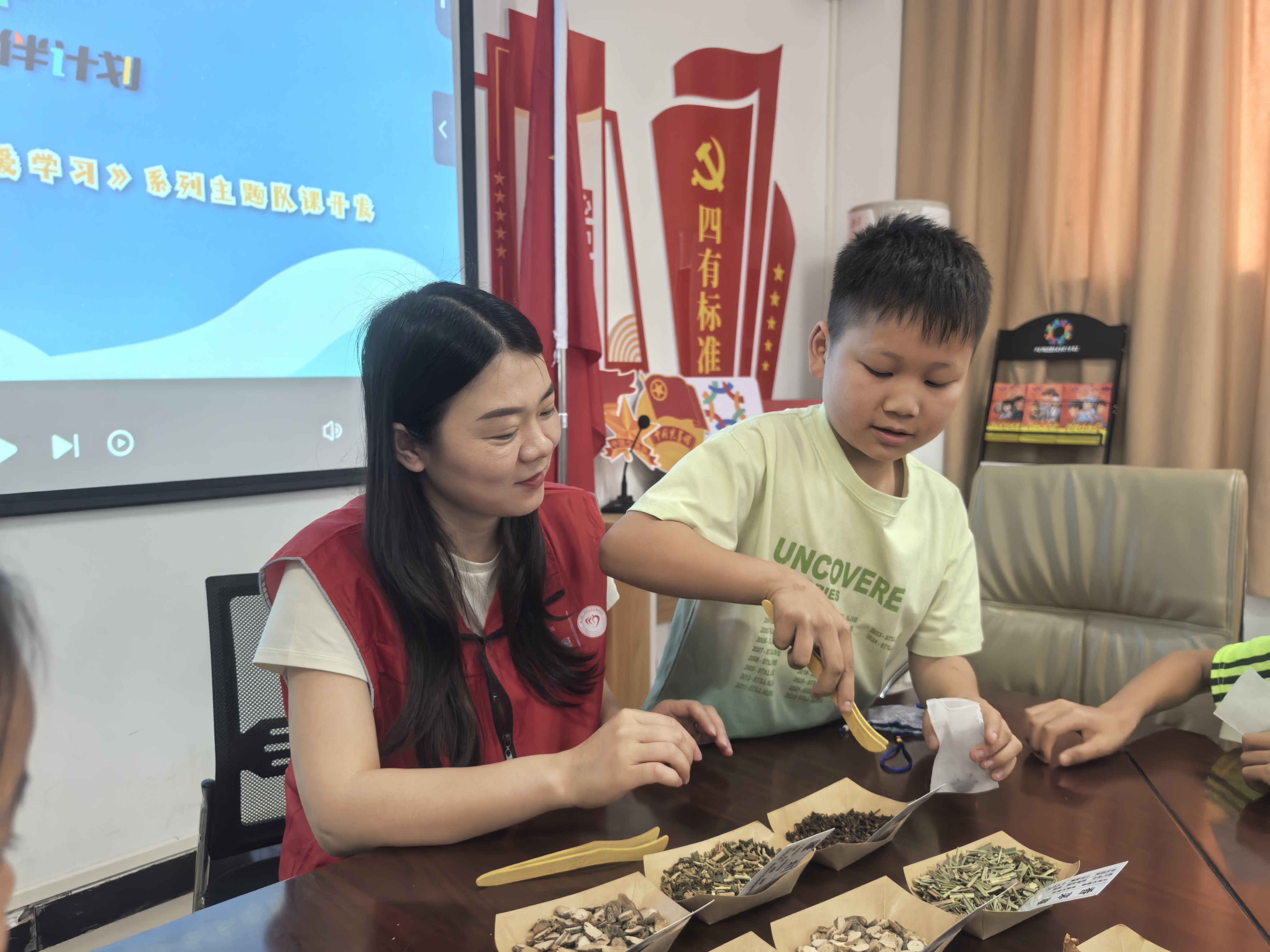 寻美河南 【浓情端午制香包 青春伙伴传非遗】端午临仲夏，时清日复长。为持续推进“
