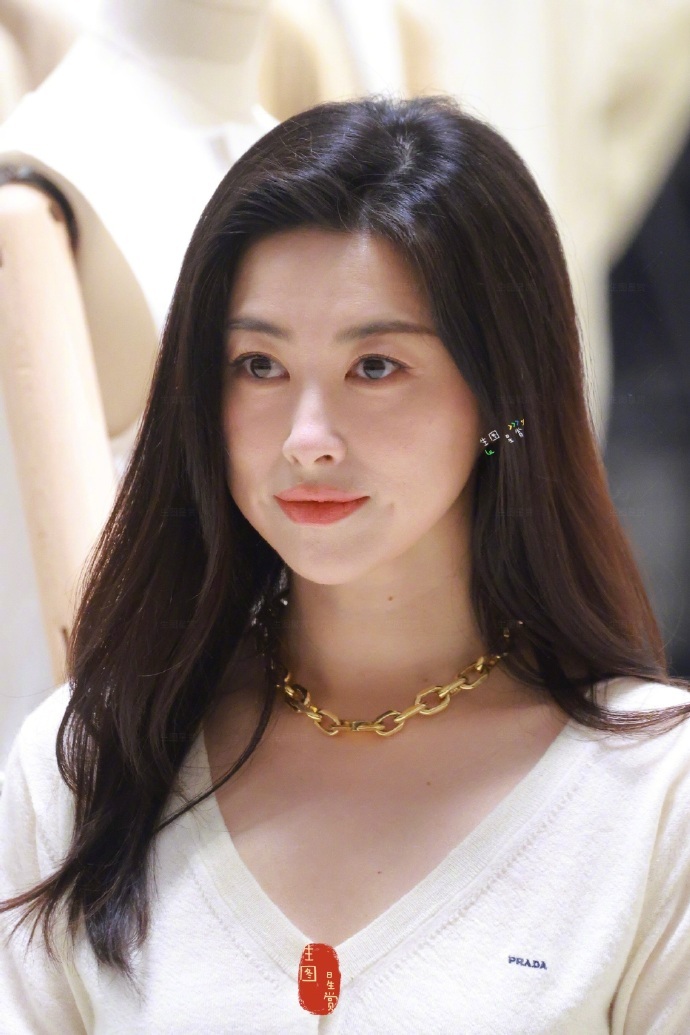 朱珠Prada活动生图 朱珠Prada活动生图太有气质，骨子里的韵味藏不住，隔着
