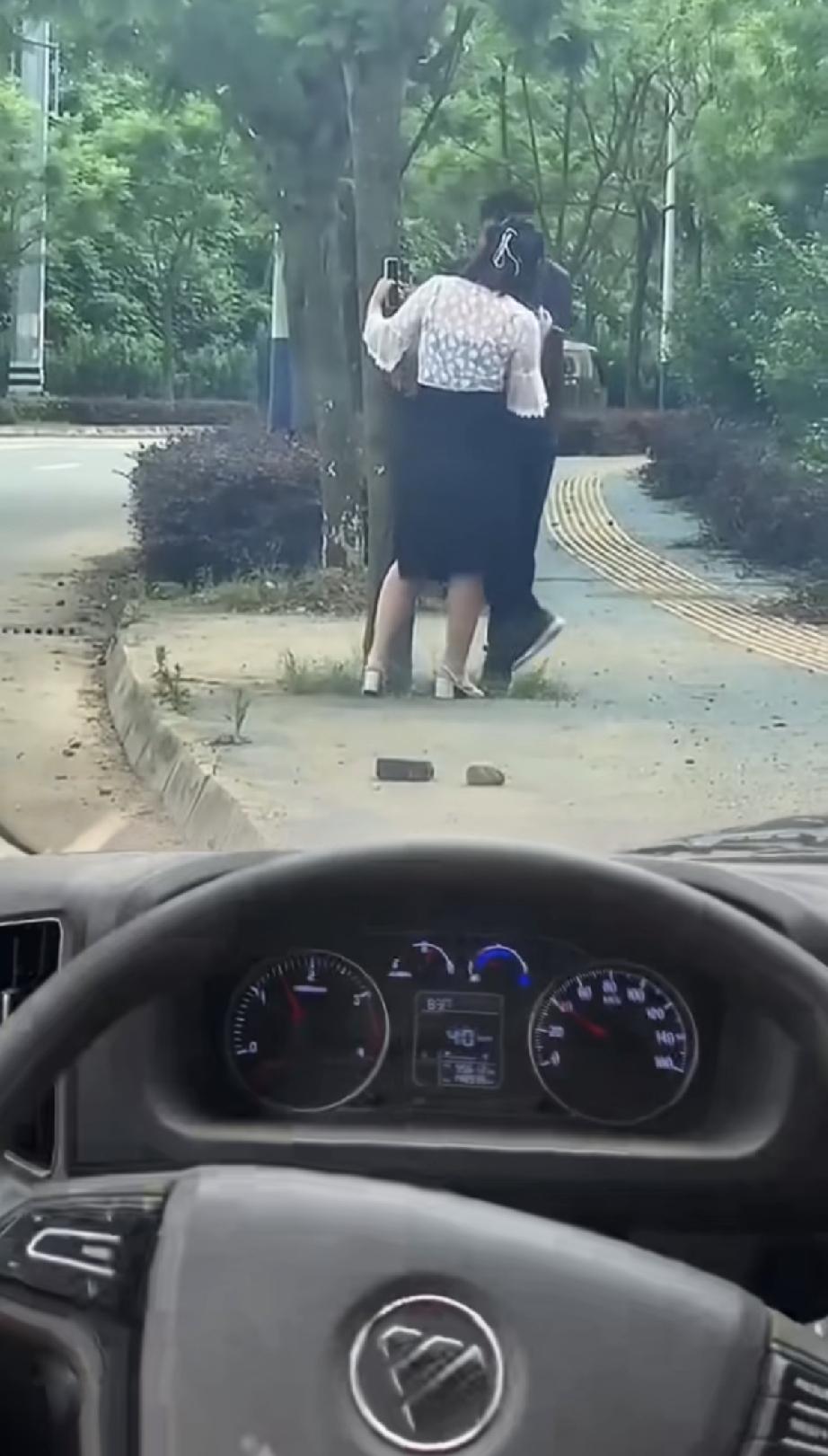 这个应该不是段子，没有人会拿自己的车窗玻璃来开玩笑吧，当时车主开着车停在路边，看