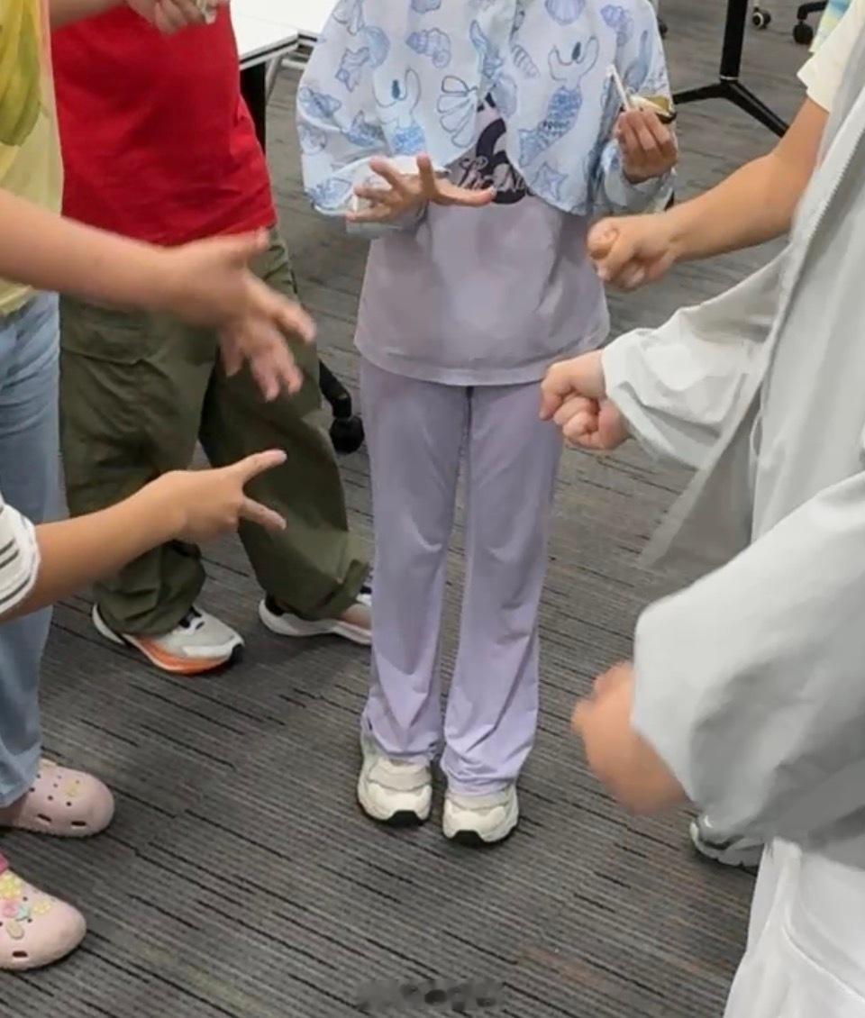 课间休息，一小朋友问我多大。嗯～你猜呢？于是小朋友们开始猜。。。40、37、25