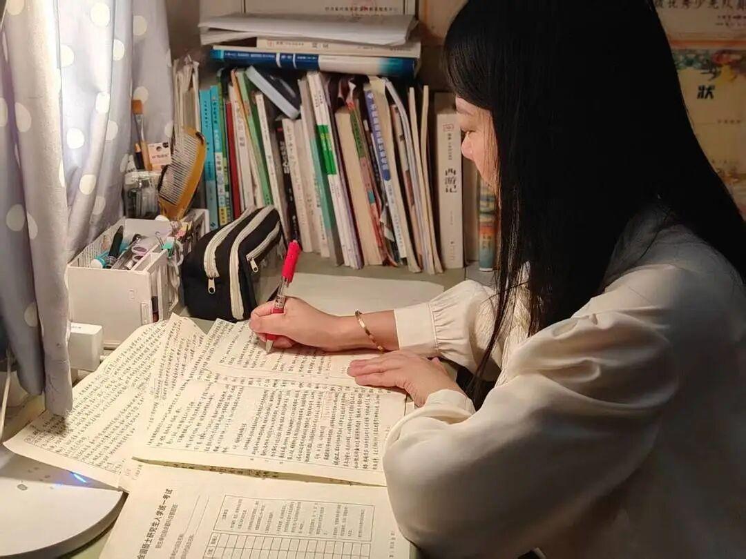 为鼓励初中生女儿，成都41岁妈妈考上985研究生：原定备考两年结果一战上岸，女儿