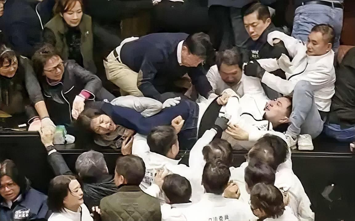 看看，它们在议会里打架呢！这就是台湾省的“打架民主”，他们说，我们很民主，呸！呸