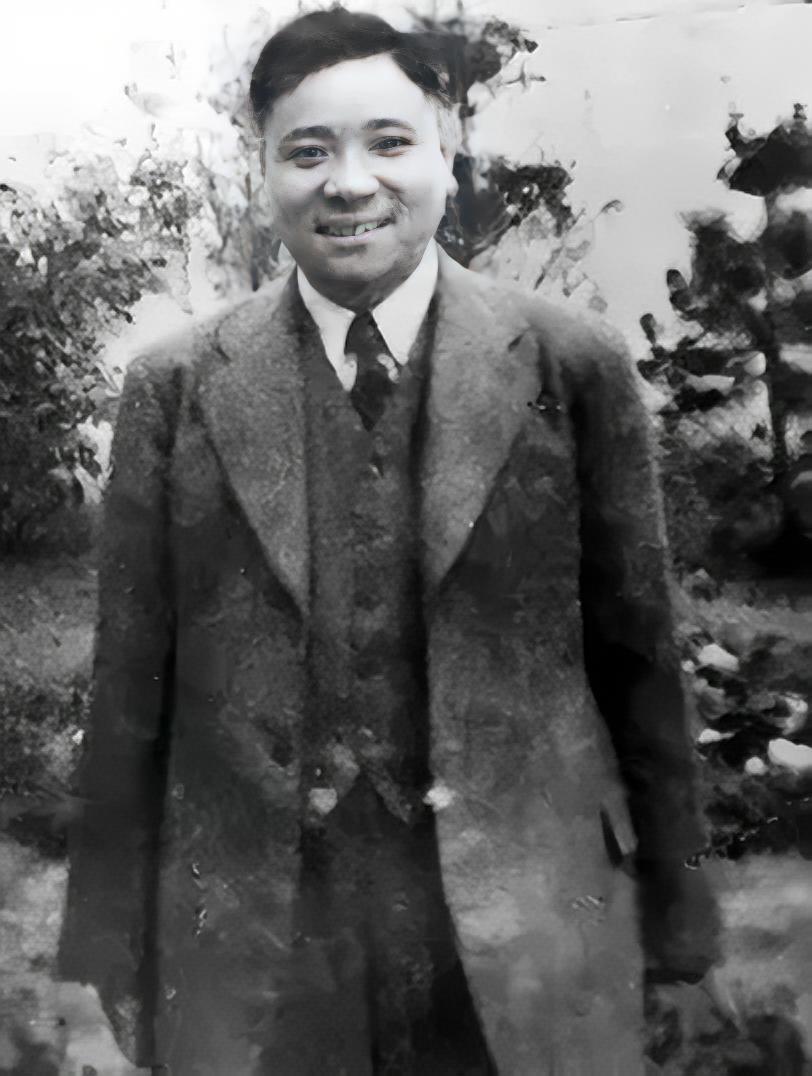 一句话镇住76号！袁殊被捕时的淡定，藏着最狠的情报博弈
 
1939年，五重间谍